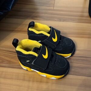 Nike Kids Black and Yellow Velcro Sneakers
